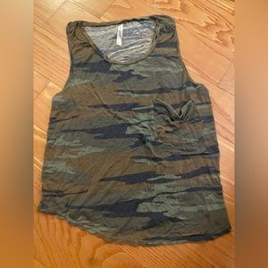 Camo workout top, size large, good condition